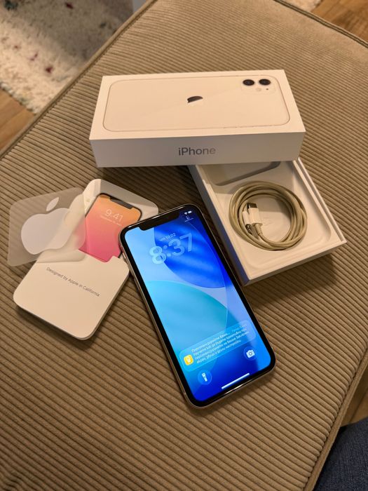 iPhone 11 бял - без забележки, 64 gb - пълен комплект - батерия 79%