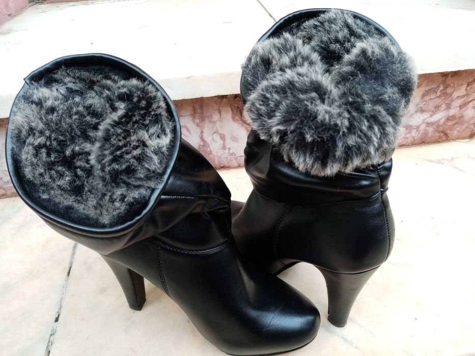 Vând cizme noi, moderne, îmblănite, cu toc