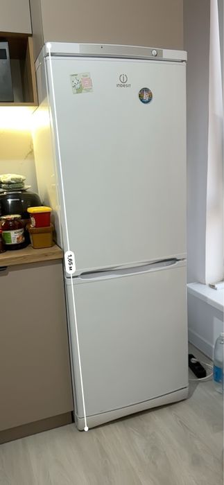 Продам холодильник Indesit + газовую плиту Auer