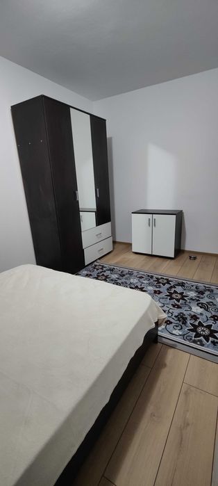 Inchiriez apartament cu 3 camere.