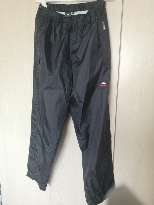 Pantaloni impermeabili rezistenti la ploaie si vant