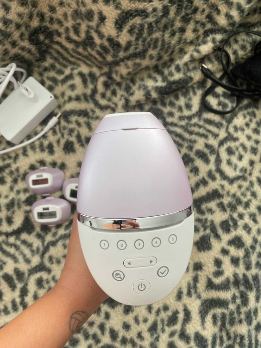 Фотоепилатор IPL Philips Lumea Seria 8000 BRI947/00