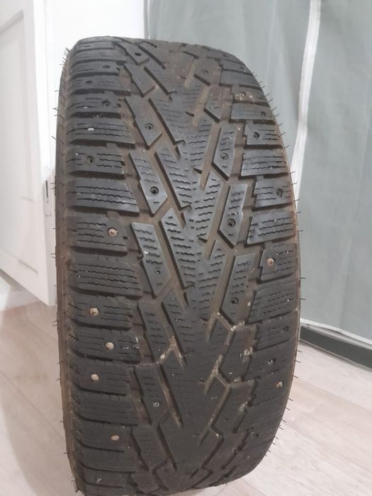 Продам зимние шины с шипами