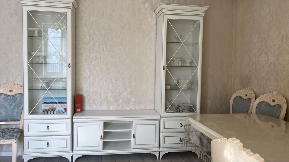 Продам шкаф-сервант