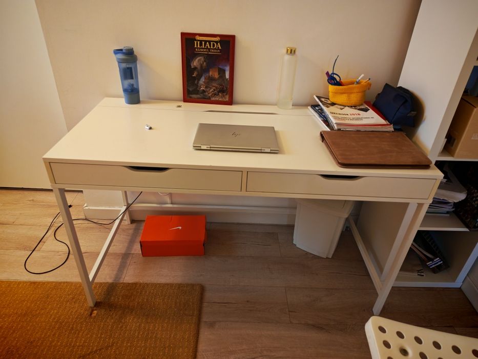 Divan extensibil de la Ikea in stare f buna preț 650/ Birou IKEA ALEX alb, 132 x 58 cm, cu 2 sertare, preț  250 lei