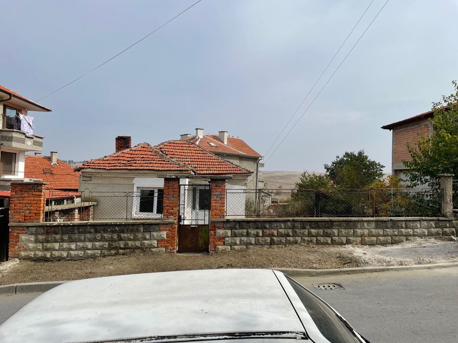 Къща с дворно място в Карнобат ТОП ЦЕНА