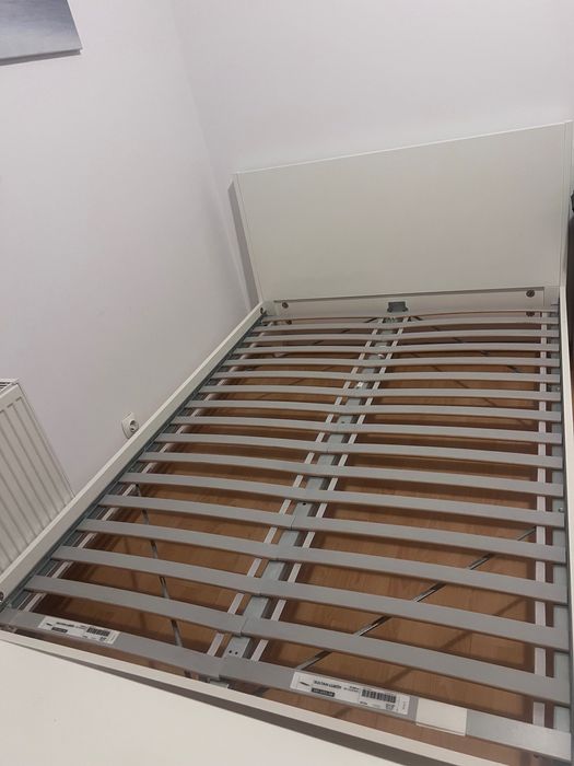 Vand mobilier dormitor pat, 2 noptiere, birou