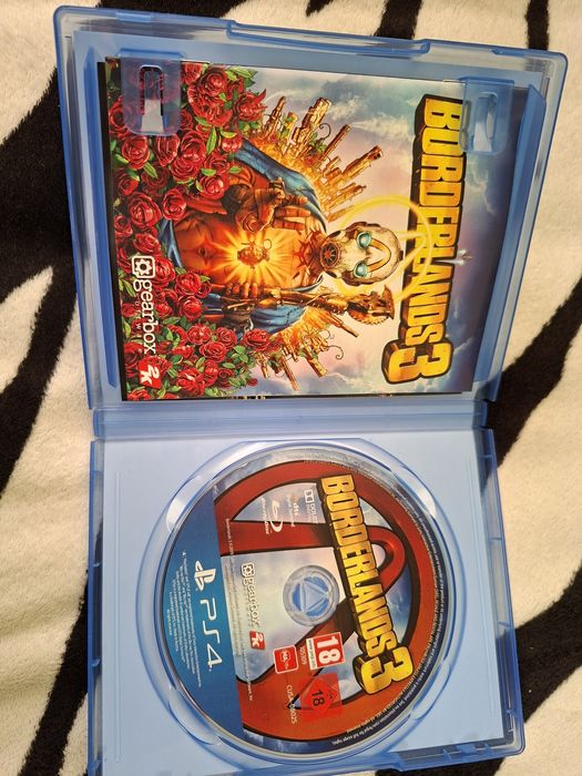 PS4 + Call of duty WWII,Borderlands 3,UFC 3