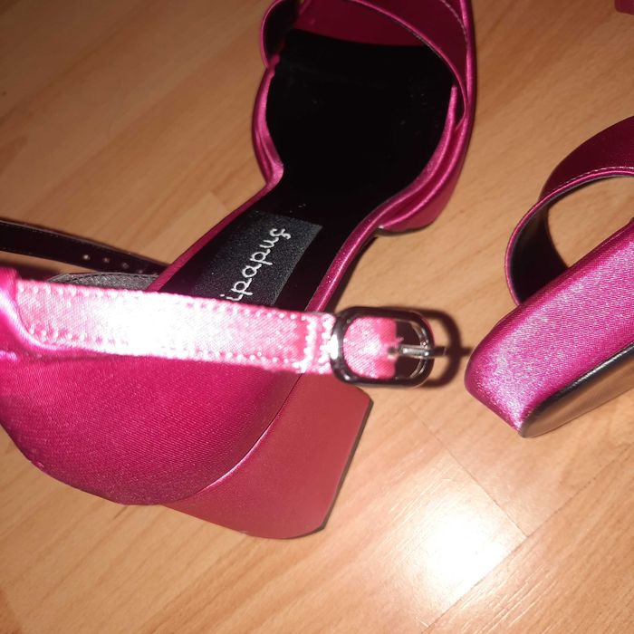 Sandale cu toc pătrat