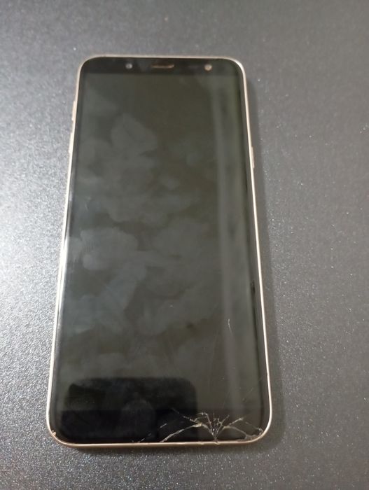 Samsung g6. Полностью целый кроме экрана.