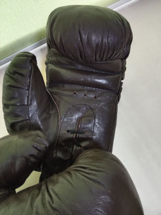 Продам  перчатки боксерские  кожа.