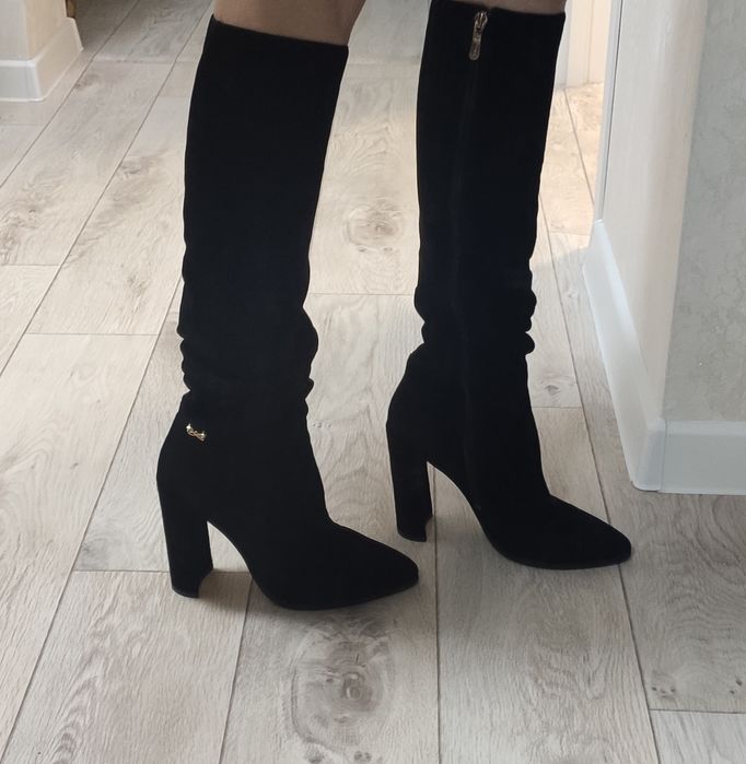 Замшевые чёрные сапоги