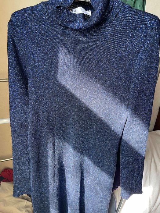 Блестящее вязаное платье,с высоким воротником.