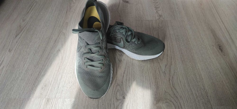 Nike Epic React Flyknit 2