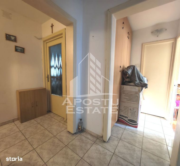 Apartament de vanzare cu 3 camere si 2 bai, decomandat, zona Sagului