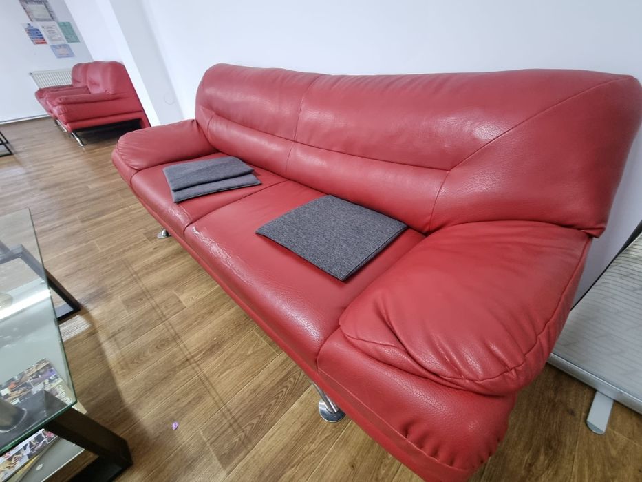 Vând fotolii și canapea piele ecologica  roșie
