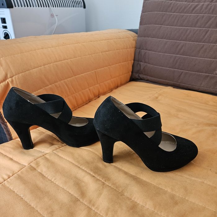 Чисто нови черни обувки, номер 35.