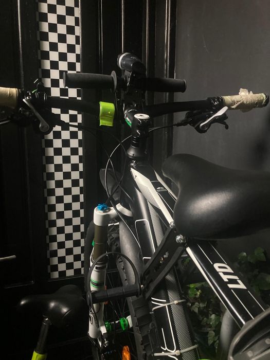 Scaun de bicicletă pentru copii montat în față