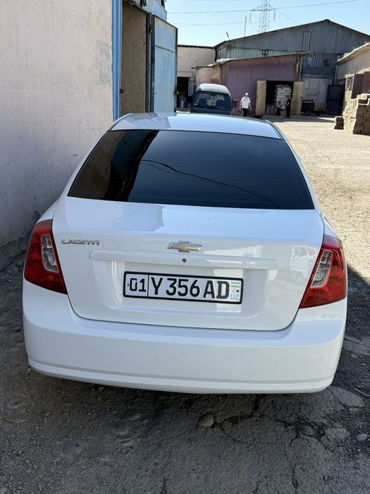 Mashina yaxshi holata oldi kapotida kichkina petnosi bor