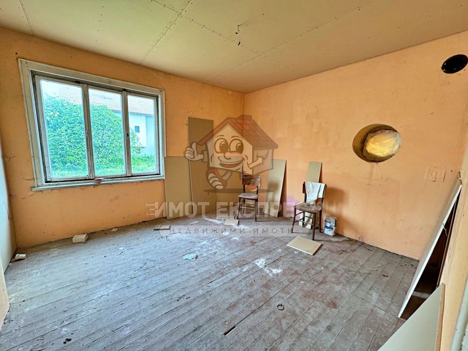 Самостоятелна къща 176кв.м, парцел 900кв.м, в центъра на село Червен