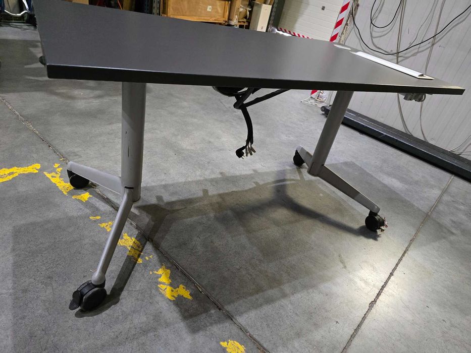 Продавам ОФИС БЮРО Steel Case 160см, с накланящ се плотр на колелца