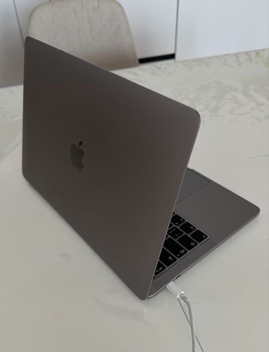 MacBook Pro 13” M1 2020, Аккумулятор 96%