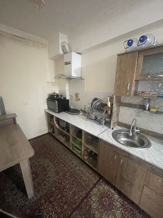 Продаю кухонную мебел со столами стули 4 штуки