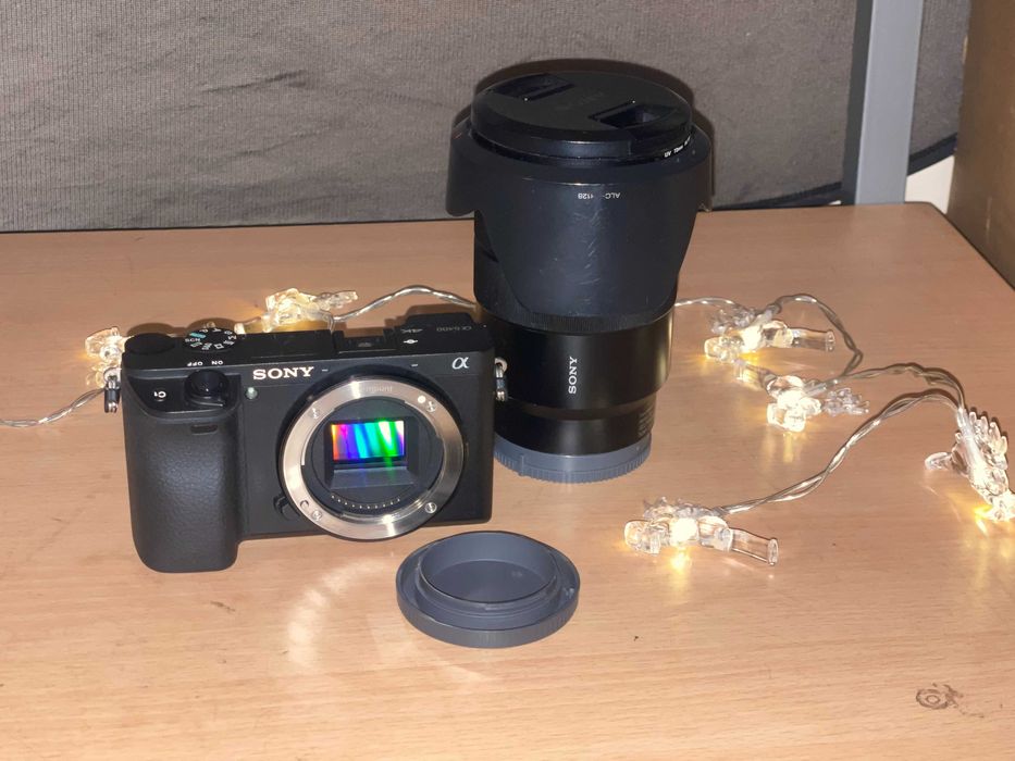 Sony A6400 + обектив Sony 18-105mm f/4 + 2 батерии