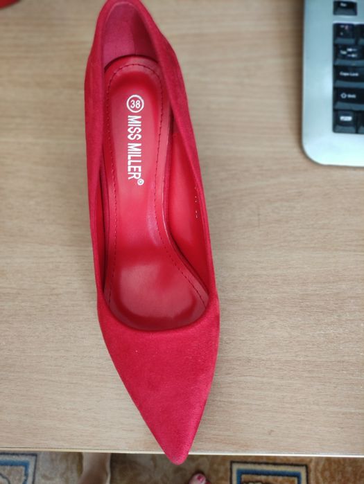 Продам туфли красные