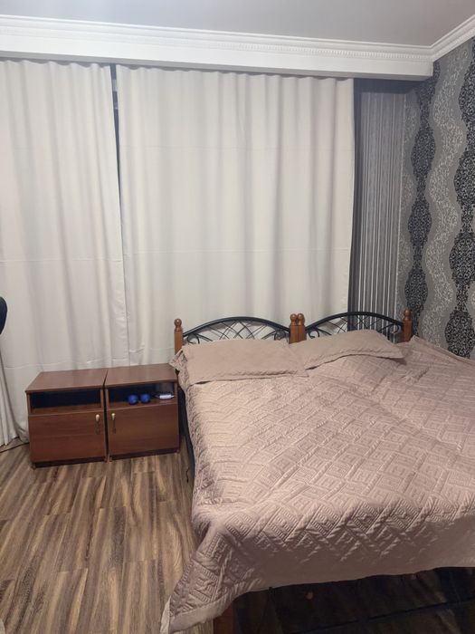 Кровать, шифоньер, стол, тумба.