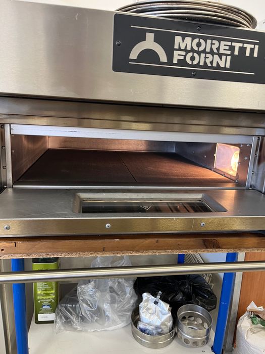 Италианска пица фурна, хладилна мензола и аксесоари.