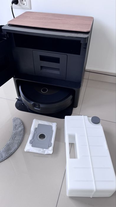 iRobot Roomba Combo j9+ Auto-Fill Clean Base, aspirare + mop, model premium, stare foarte bună