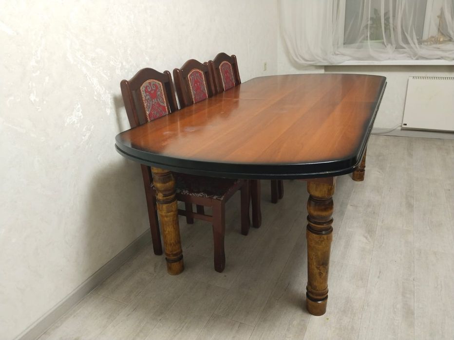 Продается стол со стулями