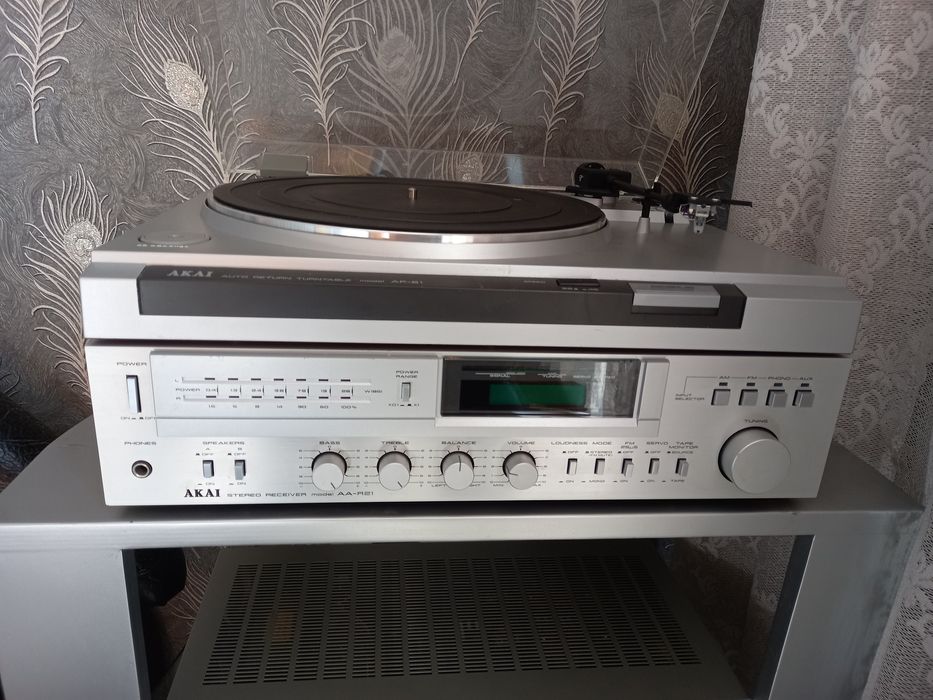 AKAI проигрыватель винила и AKAI ресивер