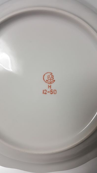 Продам набор фарфоровых тарелок.