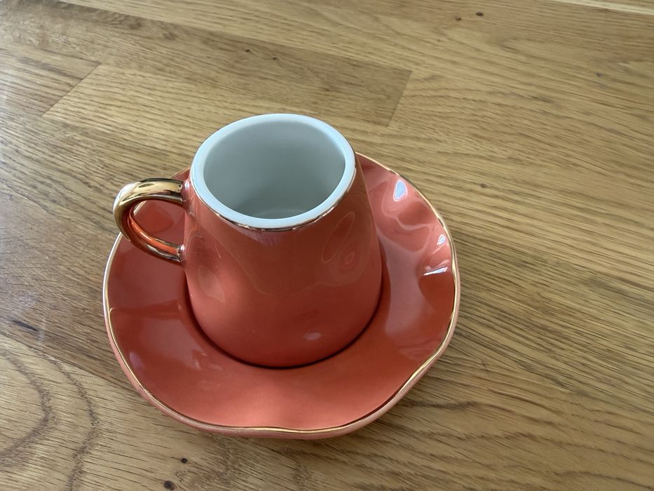 Farfuriute si ceașcă cafea