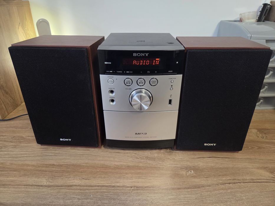 Mini combina audio Sony (radio, casetofon, CD, USB)