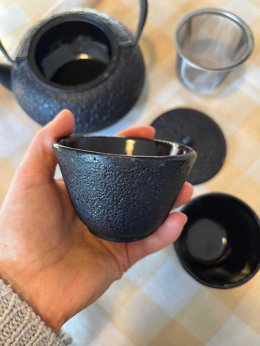 Set ceainic japonez cu 4 cesti din fonta