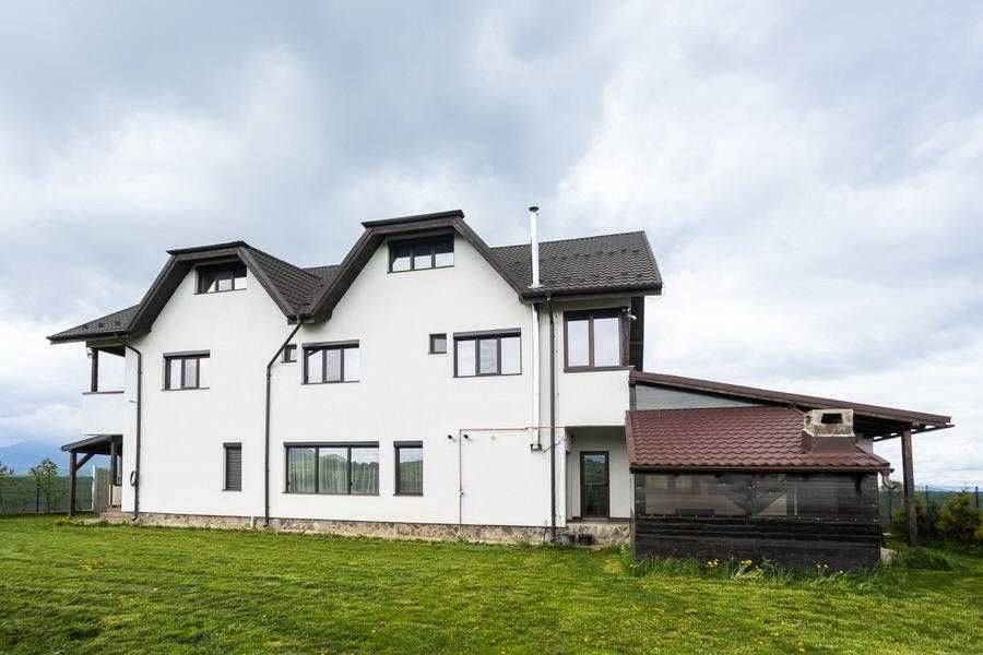 Casă spectaculoasă cu teren de sport și curte mare în Tărlungeni