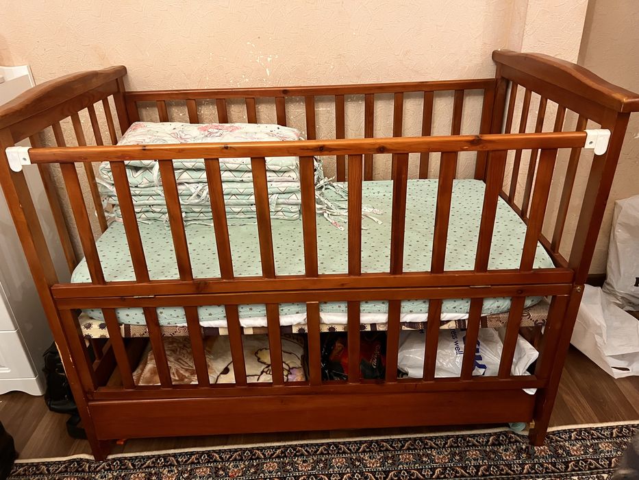 Кроватка детская деревянная. Матрас. Наматрасник. Бортики.