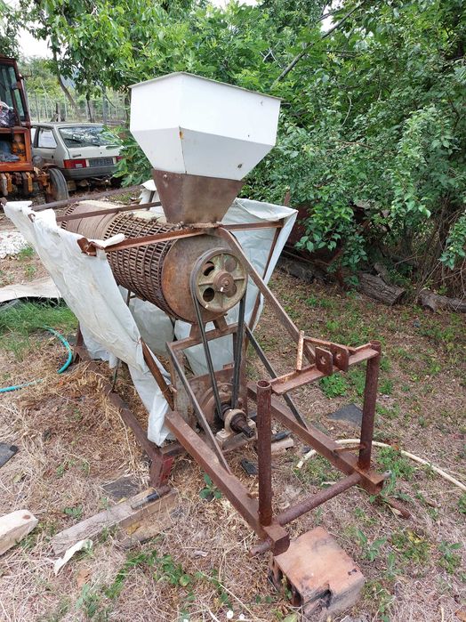 Продава машина за чистене зелена обвивка бадеми и лешници.