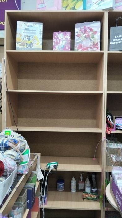 Продам оборудование. Шкафы, витрины, зеркало.