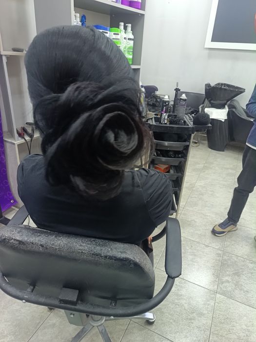 Делаю стрижу, укладку, прическу, коррекция бровей, макияж мелирование