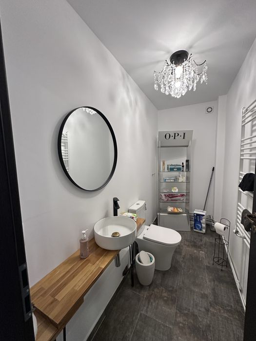 Inchiriez spatiu salon
