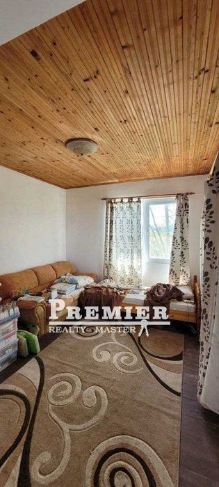 Продава се къща в селото Баня.