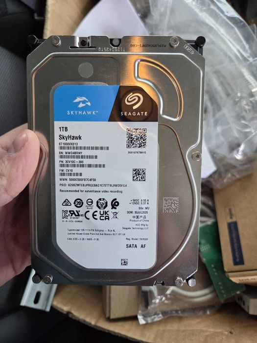Hard disk 1TB Seagate SkyHawk, TP-Link TG-3468, Mouse  Dell WM126.