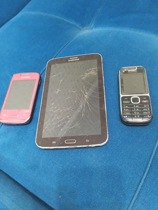 Продаю три телефона старые