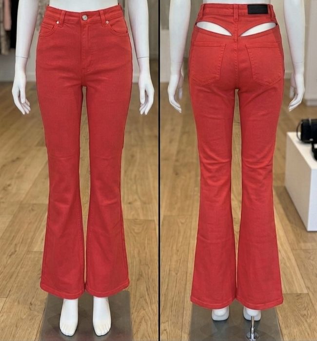 Pantaloni evazați, cu talie înaltă și model la spate