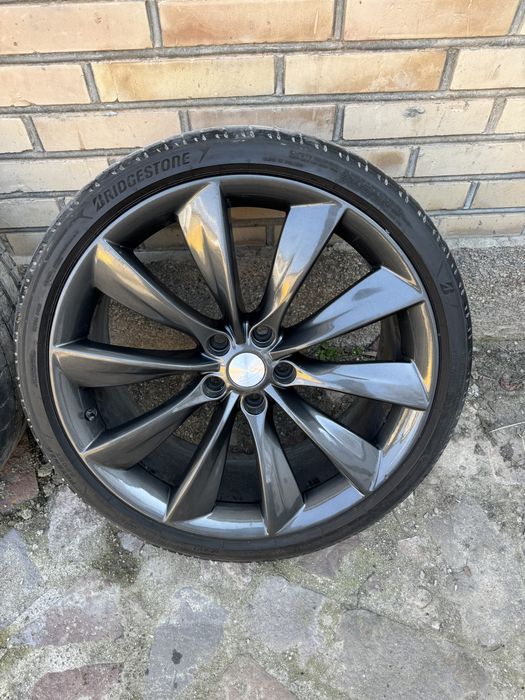 Продам диски и резину от Теслы