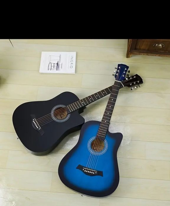 Продается  акустическая гитара цвет синий
